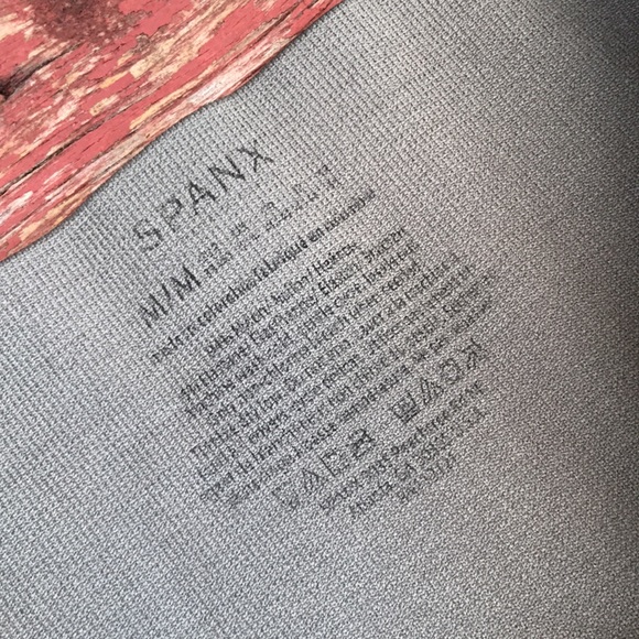 🍄 SPANX Camo Print Look At Me Now Cropped Leggings - Picture 6 of 10